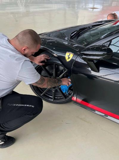 Ferrari wird von dem NobelClean Profi Team mit NC1 auf Hochglanz poliert